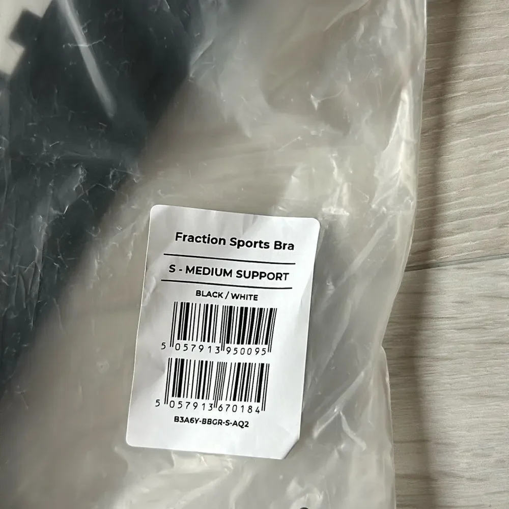 GYMSHARK FRACTION SPORTS BRA Medium Support Black Small NWT in‎ packaging